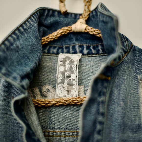 Sadie & Sage keepmewild Embroidered Distress Denim Jacket M/L - Picture 4 of 12
